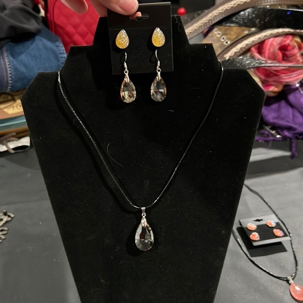 CRYSTAL necklace & 2 pairs of earrings. Pretty gold color!